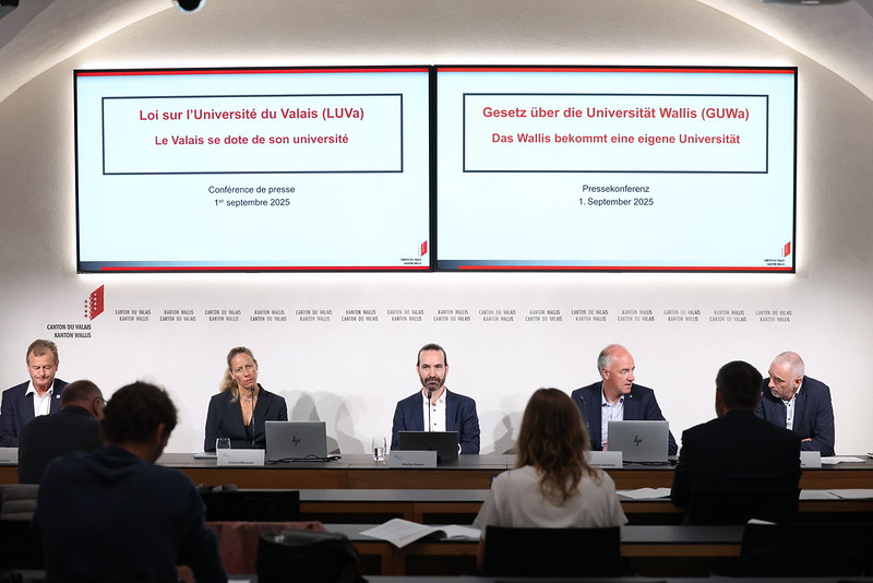 Von links nach rechts: Stefan Bumann (Stiftungsratspräsident FernUni Schweiz), Prof. Dr. Corinna Martarelli (Vizerektorin Lehre FernUni Schweiz), Prof. Dr. Nicolas Rothen (Rektor FernUni Schweiz), Christophe Darbellay (Chef des Departements für Volkswirts